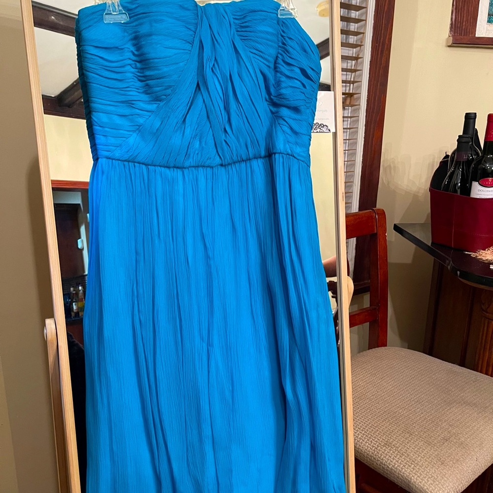 I’m selling a dress!